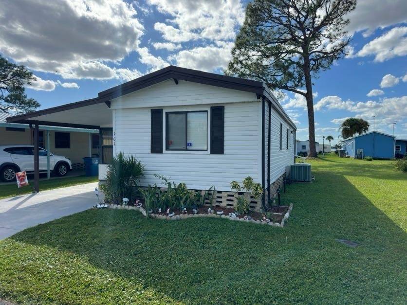 Winter Haven, FL Mobile Home for Sale located at 101 Woodside Lane Hidden Cove